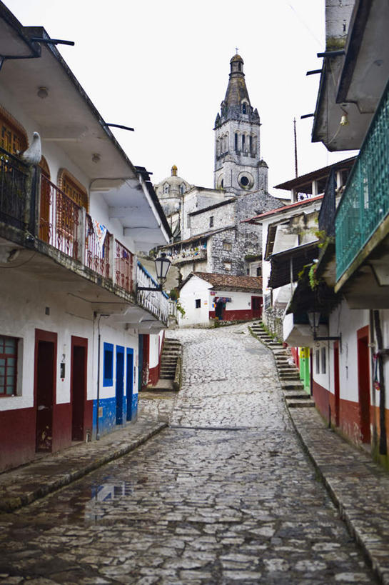 无人,家,教堂,栏杆,露台,竖图,室外,白天,仰视,旅游,度假,阳台,标志建筑,道路,地标,建筑,路,墨西哥,节日,房屋,墙,屋子,公寓,围栏,小路,交通,文化,娱乐,建设,洋房,护栏,楼房,墙壁,墙面,住宅,祈祷,享受,休闲,健康,旅游胜地,放松,许愿,宗教,信仰,纪念,祈求,北美,北美洲,基督教,天主教,美洲,信念,普埃布拉州,普埃布拉,北亚美利加洲,亚美利加洲,墨西哥合众国,仙人掌王国,平安,彩图,低角度拍摄,房子,大教堂,礼拜堂,露天阳台