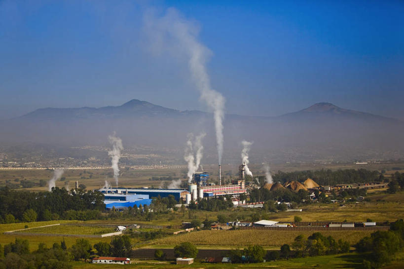 无人,家,工厂,横图,室外,白天,正面,度假,烟囱,草地,草坪,石头,美景,山,山脉,植物,城市风光,城市,墨西哥,阴影,光线,石子,影子,房屋,屋子,景观,山顶,山峰,山峦,娱乐,楼房,住宅,草,树,树木,蓝色,绿色,蓝天,天空,阳光,自然,群山,天,享受,休闲,烟,景色,放松,生长,晴朗,成长,北美,北美洲,美洲,沉积岩,万里无云,首府,莫雷利亚,米却肯,北亚美利加洲,亚美利加洲,墨西哥合众国,仙人掌王国,巴亚多利德,米却肯州,莫雷利亚市,颠峰,极峰,水成岩,石块,岩石,晴空,晴空万里,彩图,房子,工地,制造厂