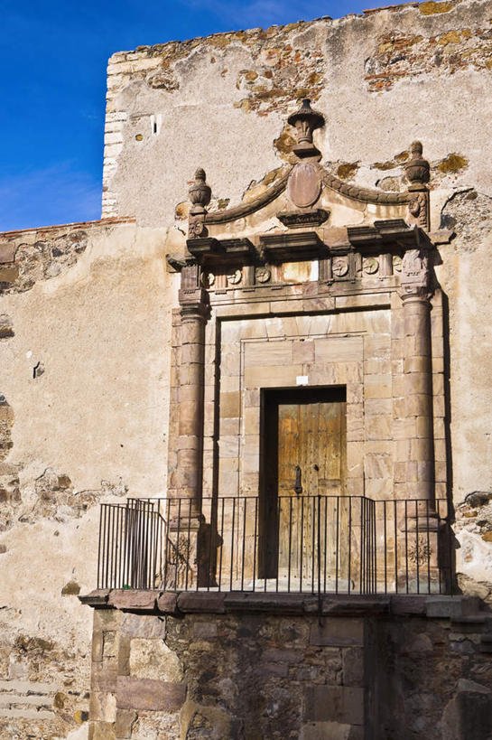 无人,栏杆,露台,竖图,室外,白天,仰视,旅游,度假,石头,名胜古迹,阳台,标志建筑,地标,建筑,墨西哥,阴影,遗迹,光线,石子,影子,墙,围栏,古迹,文物,娱乐,建设,古建筑,护栏,废墟,墙壁,墙面,蓝色,蓝天,天空,阳光,天,享受,休闲,旅游胜地,放松,晴朗,北美,北美洲,美洲,古文明,万里无云,圣路易斯波托西,北亚美利加洲,亚美利加洲,墨西哥合众国,仙人掌王国,圣路易斯波托西州,石块,晴空,晴空万里,彩图,低角度拍摄,露天阳台