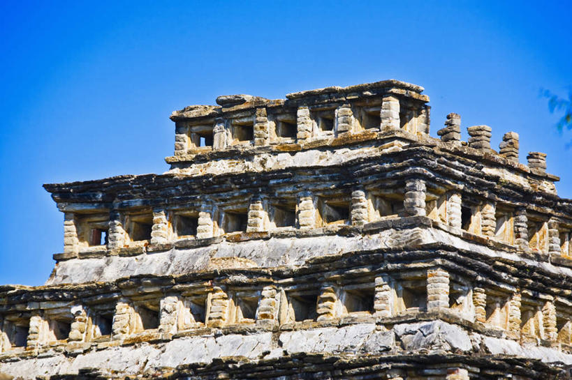 无人,横图,室外,白天,仰视,旅游,度假,石头,名胜古迹,地标,雕塑,墨西哥,阴影,遗迹,艺术,装饰,光线,雕刻,雕像,三角形,石子,影子,古迹,历史,文物,娱乐,古建筑,废墟,蓝色,蓝天,天空,阳光,工艺品,天,享受,休闲,旅游胜地,金字塔,放松,晴朗,纪念,美术,北美,陵墓,北美洲,玛雅金字塔,主题,美洲,陈列,古文明,万里无云,韦拉克鲁斯,韦拉克鲁斯州,方锥形,功能,美学,北亚美利加洲,亚美利加洲,墨西哥合众国,仙人掌王国,埃尔塔金,埃尔塔金金字塔,埃尔塔津,埃尔塔津古城,埃尔塔津金字塔,埃尔塔欣金字塔,生态金字塔,维拉克鲁斯,维拉克鲁斯州,石块,晴空,晴空万里,彩图,低角度拍摄,标志性建筑