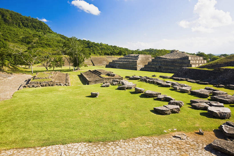 无人,横图,室外,白天,正面,旅游,度假,草地,草坪,石头,名胜古迹,植物,地标,墨西哥,阴影,遗迹,光线,三角形,石子,影子,云,云朵,云彩,古迹,历史,文物,娱乐,古建筑,废墟,草,树,树木,蓝色,绿色,白云,蓝天,天空,阳光,自然,天,享受,休闲,旅游胜地,金字塔,放松,生长,晴朗,成长,北美,陵墓,北美洲,玛雅金字塔,美洲,古文明,韦拉克鲁斯,韦拉克鲁斯州,方锥形,北亚美利加洲,亚美利加洲,墨西哥合众国,仙人掌王国,埃尔塔金,埃尔塔金金字塔,埃尔塔津,埃尔塔津古城,埃尔塔津金字塔,埃尔塔欣金字塔,生态金字塔,维拉克鲁斯,维拉克鲁斯州,石块,晴空,彩图,标志性建筑