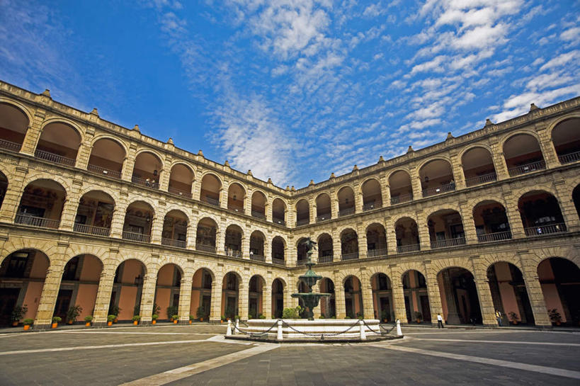 西方人,一个人,家,宫殿,站,横图,室外,白天,仰视,旅游,度假,别墅,标志建筑,城市,地标,建筑,喷泉,墨西哥,欧洲,欧洲人,仅一个男性,仅一个人,一排,许多,阴影,服装,整齐,并列,并排,光线,影子,房屋,墙,屋子,景观,云,云朵,公寓,拱门,首都,很多,云彩,注视,休闲装,文化,娱乐,建设,洋房,楼房,墙壁,墙面,住宅,排列,仅一个年轻男性,衣服,蓝色,白云,蓝天,天空,阳光,天,观察,看,品味,站着,享受,休闲,休闲服,旅游胜地,放松,服饰,晴朗,观看,察看,北美,北美洲,队列,关注,美洲,水景,豪宅,平行,中央广场,墨西哥城,宪法广场,北亚美利加洲,亚美利加洲,美观,墨西哥合众国,仙人掌王国,联邦区,索卡洛广场,男人,男性,年轻男性,白种人,设计,晴空,站立,彩图,低角度拍摄,全身,房子