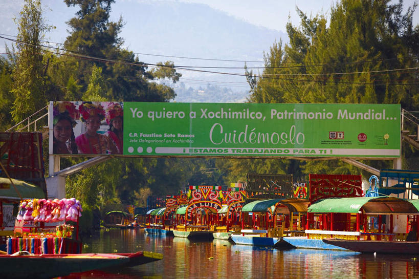 无人,横图,室外,白天,正面,度假,河流,美景,树林,水,植物,城市风光,城市,船,墨西哥,阴影,电力,光线,英文,标志,电线,文字,线,影子,字符,字母,河水,景观,水流,云,云朵,木船,电能,线路,云彩,娱乐,标识,树,树木,蓝色,绿色,白云,蓝天,天空,阳光,自然,交通工具,天,享受,休闲,景色,放松,生长,晴朗,成长,英文字母,电,电源,电源线,北美,舟,北美洲,载具,美洲,能量,霍奇米尔科,北亚美利加洲,亚美利加洲,墨西哥合众国,仙人掌王国,晴空,彩图