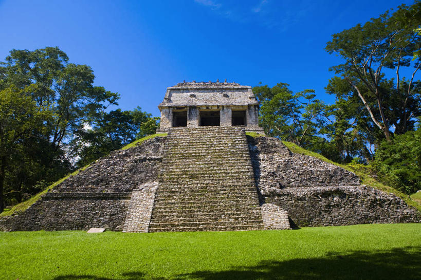 无人,横图,室外,白天,仰视,旅游,度假,草地,草坪,石头,名胜古迹,植物,楼梯,地标,墨西哥,阴影,遗迹,光线,三角形,石子,影子,阶梯,墙,古迹,历史,文物,娱乐,古建筑,废墟,墙壁,墙面,台阶,草,树,树木,蓝色,绿色,蓝天,天空,阳光,自然,天,享受,休闲,旅游胜地,金字塔,放松,生长,晴朗,成长,北美,陵墓,北美洲,玛雅金字塔,美洲,古文明,万里无云,帕伦克,恰帕斯,恰帕斯州,方锥形,北亚美利加洲,亚美利加洲,墨西哥合众国,仙人掌王国,玛雅神庙,帕伦克金字塔,石块,晴空,晴空万里,彩图,低角度拍摄,标志性建筑