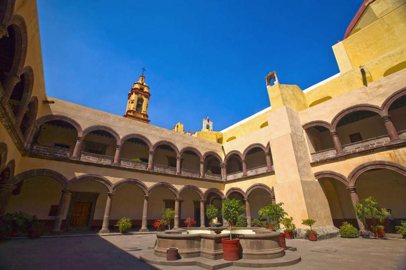 无人,教堂,横图,室外,白天,仰视,旅游,度假,植物,标志建筑,地标,建筑,喷泉,墨西哥,一排,阴影,节日,整齐,光线,影子,墙,景观,拱门,文化,娱乐,建设,墙壁,墙面,树,树木,排列,蓝色,绿色,蓝天,天空,阳光,自然,天,品味,祈祷,享受,休闲,健康,旅游胜地,放松,许愿,宗教,信仰,生长,晴朗,成长,纪念,祈求,北美,北美洲,基督教,队列,天主教,美洲,水景,信念,万里无云,霍奇米尔科,北亚美利加洲,亚美利加洲,美观,墨西哥合众国,仙人掌王国,平安,设计,晴空,晴空万里,彩图,低角度拍摄,大教堂,礼拜堂