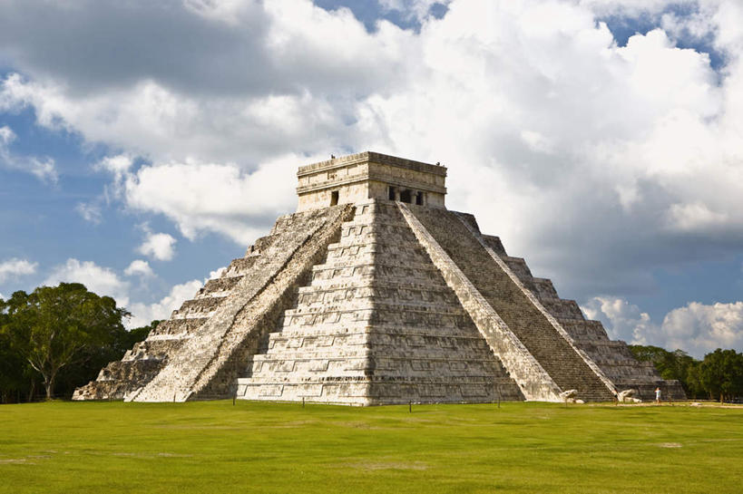 无人,横图,室外,白天,仰视,旅游,度假,草地,草坪,石头,名胜古迹,植物,楼梯,地标,墨西哥,阴影,遗迹,光线,三角形,石子,影子,阶梯,墙,云,云朵,云彩,古迹,历史,文物,娱乐,古建筑,废墟,墙壁,墙面,台阶,草,树,树木,蓝色,绿色,白云,蓝天,天空,阳光,自然,天,享受,休闲,旅游胜地,金字塔,放松,生长,晴朗,成长,北美,陵墓,北美洲,玛雅金字塔,美洲,古文明,尤卡坦半岛,尤卡坦州,奇琴伊察,羽蛇神殿,方锥形,北亚美利加洲,亚美利加洲,墨西哥合众国,仙人掌王国,艾尔卡斯提洛金字塔,加敦半岛,坎佩切金字塔,库库尔坎金字塔,库库尔坎神庙,玛雅古城,玛雅古城遗址,玛雅神庙,玛雅遗址,奇琴伊查,奇琴伊察玛雅城,奇琴伊察玛雅金字塔,契晨伊特萨,犹加敦,羽蛇神金字塔,石块,晴空,彩图,低角度拍摄,标志性建筑