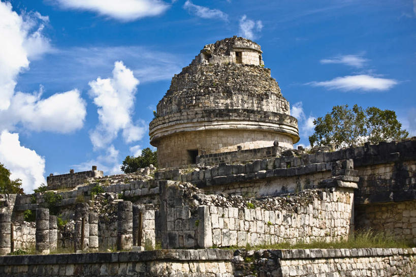 无人,横图,室外,白天,仰视,旅游,度假,石头,名胜古迹,植物,地标,墨西哥,阴影,遗迹,光线,三角形,石子,影子,墙,云,云朵,云彩,古迹,历史,文物,娱乐,古建筑,废墟,墙壁,墙面,树,树木,蓝色,绿色,白云,蓝天,天空,阳光,自然,天,享受,休闲,旅游胜地,金字塔,放松,生长,晴朗,成长,北美,陵墓,北美洲,玛雅金字塔,美洲,古文明,尤卡坦半岛,尤卡坦州,奇琴伊察,羽蛇神殿,方锥形,北亚美利加洲,亚美利加洲,墨西哥合众国,仙人掌王国,艾尔卡斯提洛金字塔,加敦半岛,坎佩切金字塔,库库尔坎金字塔,库库尔坎神庙,玛雅古城,玛雅古城遗址,玛雅神庙,玛雅遗址,奇琴伊查,奇琴伊察玛雅城,奇琴伊察玛雅金字塔,契晨伊特萨,犹加敦,羽蛇神金字塔,石块,晴空,彩图,低角度拍摄,标志性建筑