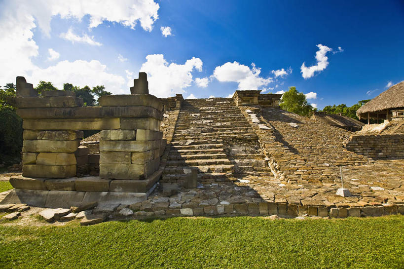 无人,横图,室外,白天,仰视,旅游,度假,草地,草坪,石头,名胜古迹,植物,楼梯,地标,墨西哥,阴影,遗迹,光线,三角形,石子,影子,阶梯,墙,云,云朵,云彩,古迹,历史,文物,娱乐,古建筑,废墟,墙壁,墙面,台阶,草,树,树木,蓝色,绿色,白云,蓝天,天空,阳光,自然,天,享受,休闲,旅游胜地,金字塔,放松,生长,晴朗,成长,北美,陵墓,北美洲,玛雅金字塔,美洲,古文明,韦拉克鲁斯,韦拉克鲁斯州,方锥形,北亚美利加洲,亚美利加洲,墨西哥合众国,仙人掌王国,埃尔塔金,埃尔塔金金字塔,埃尔塔津,埃尔塔津古城,埃尔塔津金字塔,埃尔塔欣金字塔,生态金字塔,维拉克鲁斯,维拉克鲁斯州,石块,晴空,彩图,低角度拍摄,标志性建筑