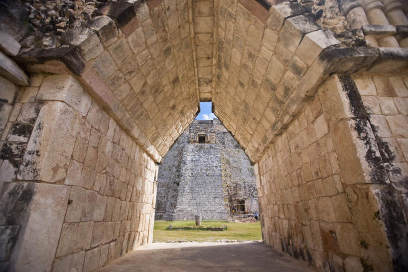 无人,横图,室外,白天,仰视,旅游,度假,石头,名胜古迹,标志建筑,地标,建筑,墨西哥,遗迹,石子,墙,拱门,古迹,文物,娱乐,建设,古建筑,废墟,墙壁,墙面,享受,休闲,旅游胜地,放松,北美,北美洲,美洲,古文明,尤卡坦半岛,乌斯马尔,北亚美利加洲,亚美利加洲,墨西哥合众国,仙人掌王国,犹加敦半岛,石块,彩图,低角度拍摄