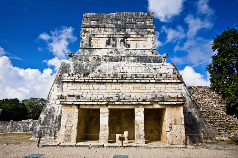 无人,横图,室外,白天,仰视,旅游,度假,石头,名胜古迹,植物,地标,墨西哥,阴影,遗迹,光线,三角形,石子,影子,墙,云,云朵,云彩,古迹,历史,文物,娱乐,古建筑,废墟,墙壁,墙面,树,树木,蓝色,绿色,白云,蓝天,天空,阳光,自然,天,享受,休闲,旅游胜地,金字塔,放松,生长,晴朗,成长,北美,陵墓,北美洲,玛雅金字塔,美洲,古文明,尤卡坦半岛,尤卡坦州,奇琴伊察,羽蛇神殿,方锥形,北亚美利加洲,亚美利加洲,墨西哥合众国,仙人掌王国,艾尔卡斯提洛金字塔,加敦半岛,坎佩切金字塔,库库尔坎金字塔,库库尔坎神庙,玛雅古城,玛雅古城遗址,玛雅神庙,玛雅遗址,奇琴伊查,奇琴伊察玛雅城,奇琴伊察玛雅金字塔,契晨伊特萨,犹加敦,羽蛇神金字塔,石块,晴空,彩图,低角度拍摄,标志性建筑