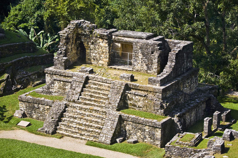 无人,横图,俯视,室外,白天,旅游,度假,草地,草坪,石头,名胜古迹,植物,楼梯,地标,墨西哥,阴影,遗迹,光线,三角形,石子,影子,阶梯,墙,古迹,历史,文物,娱乐,古建筑,废墟,墙壁,墙面,台阶,草,树,树木,绿色,阳光,自然,享受,休闲,旅游胜地,金字塔,放松,生长,成长,北美,陵墓,北美洲,玛雅金字塔,美洲,古文明,帕伦克,恰帕斯,恰帕斯州,方锥形,北亚美利加洲,亚美利加洲,墨西哥合众国,仙人掌王国,玛雅神庙,帕伦克金字塔,石块,彩图,高角度拍摄,标志性建筑