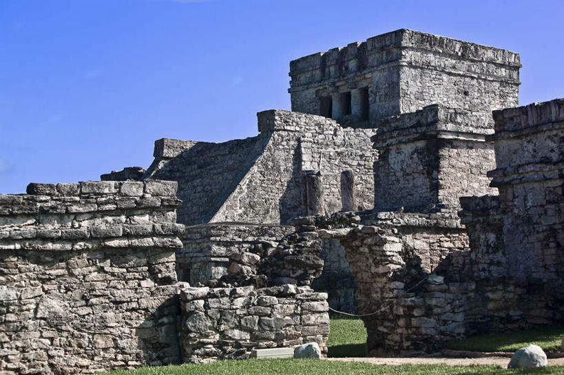 无人,横图,室外,白天,仰视,旅游,度假,草地,草坪,石头,名胜古迹,植物,标志建筑,地标,建筑,西班牙,欧洲,阴影,遗迹,光线,石子,影子,堡垒,城堡,墙,古迹,文物,娱乐,建设,古建筑,废墟,墙壁,墙面,草,蓝色,绿色,蓝天,天空,阳光,天,享受,休闲,旅游胜地,放松,晴朗,要塞,南欧,古文明,万里无云,西班牙王国,卡斯蒂利亚,卡斯蒂利亚拉曼查,卡斯蒂利亚拉曼恰,拉曼查,拉曼恰,设防,昆卡省,昆卡,石块,晴空,晴空万里,彩图,低角度拍摄