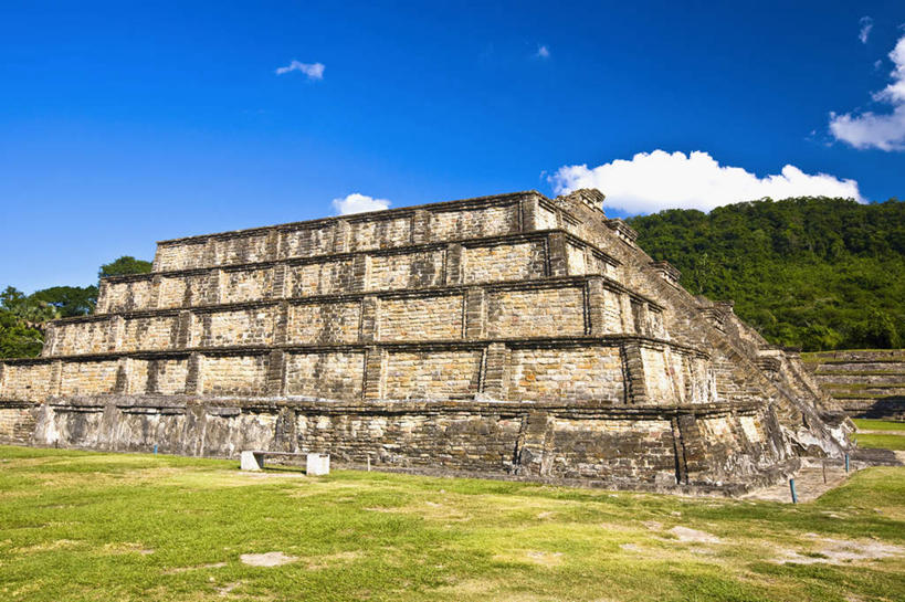 无人,横图,室外,白天,正面,旅游,度假,草地,草坪,石头,名胜古迹,植物,地标,墨西哥,阴影,遗迹,光线,三角形,石子,影子,墙,云,云朵,云彩,古迹,历史,文物,娱乐,古建筑,废墟,墙壁,墙面,草,树,树木,蓝色,绿色,白云,蓝天,天空,阳光,自然,天,享受,休闲,旅游胜地,金字塔,放松,生长,晴朗,成长,北美,陵墓,北美洲,玛雅金字塔,美洲,古文明,韦拉克鲁斯,韦拉克鲁斯州,方锥形,北亚美利加洲,亚美利加洲,墨西哥合众国,仙人掌王国,埃尔塔金,埃尔塔金金字塔,埃尔塔津,埃尔塔津古城,埃尔塔津金字塔,埃尔塔欣金字塔,生态金字塔,维拉克鲁斯,维拉克鲁斯州,石块,晴空,彩图,标志性建筑