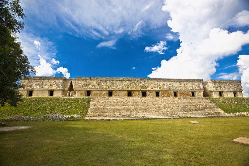 无人,家,宫殿,横图,室外,白天,仰视,旅游,度假,草地,草坪,石头,名胜古迹,植物,别墅,标志建筑,地标,建筑,墨西哥,阴影,遗迹,光线,石子,影子,房屋,墙,屋子,云,云朵,公寓,云彩,古迹,文物,娱乐,建设,古建筑,洋房,楼房,废墟,墙壁,墙面,住宅,草,树,树木,蓝色,绿色,白云,蓝天,天空,阳光,自然,天,享受,休闲,旅游胜地,放松,生长,晴朗,成长,北美,北美洲,美洲,豪宅,古文明,尤卡坦半岛,乌斯马尔,北亚美利加洲,亚美利加洲,墨西哥合众国,仙人掌王国,犹加敦半岛,石块,晴空,彩图,低角度拍摄,房子