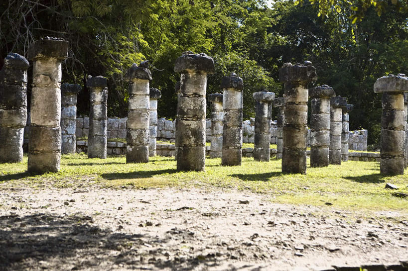 无人,横图,室外,白天,正面,旅游,度假,草地,草坪,石头,名胜古迹,植物,地标,墨西哥,一排,阴影,遗迹,整齐,并列,并排,光线,三角形,石子,影子,柱子,古迹,历史,文物,娱乐,古建筑,草,树,树木,排列,绿色,阳光,自然,享受,休闲,旅游胜地,金字塔,放松,生长,成长,北美,陵墓,北美洲,玛雅金字塔,队列,美洲,平行,古文明,尤卡坦半岛,尤卡坦州,奇琴伊察,羽蛇神殿,方锥形,北亚美利加洲,亚美利加洲,墨西哥合众国,仙人掌王国,艾尔卡斯提洛金字塔,加敦半岛,坎佩切金字塔,库库尔坎金字塔,库库尔坎神庙,玛雅古城,玛雅古城遗址,玛雅神庙,玛雅遗址,奇琴伊查,奇琴伊察玛雅城,奇琴伊察玛雅金字塔,契晨伊特萨,犹加敦,羽蛇神金字塔,石块,彩图,标志性建筑
