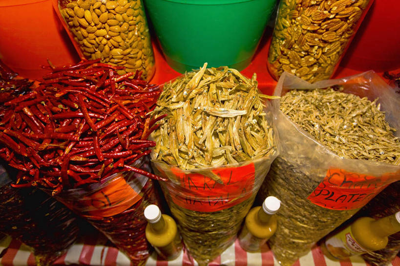 无人,商店,横图,俯视,室内,特写,白天,购物,消费,杏仁,辣椒,蔬菜,袋子,墨西哥,一堆,许多,堆叠,堆积,新鲜,食品,很多,麻袋,商铺,食物,容器,金融,有机食品,绿色食品,储藏,堆,北美,北美洲,储存,美洲,选购,贸易,辣角,红海椒,大椒,辣虎,广椒,霍奇米尔科,北亚美利加洲,亚美利加洲,血拼,墨西哥合众国,仙人掌王国,市肆,商号,杏子,杏梅仁,杏核仁,木落子,苦杏仁,辣子,红辣椒,海椒,番椒,彩图,高角度拍摄,店铺,贮存