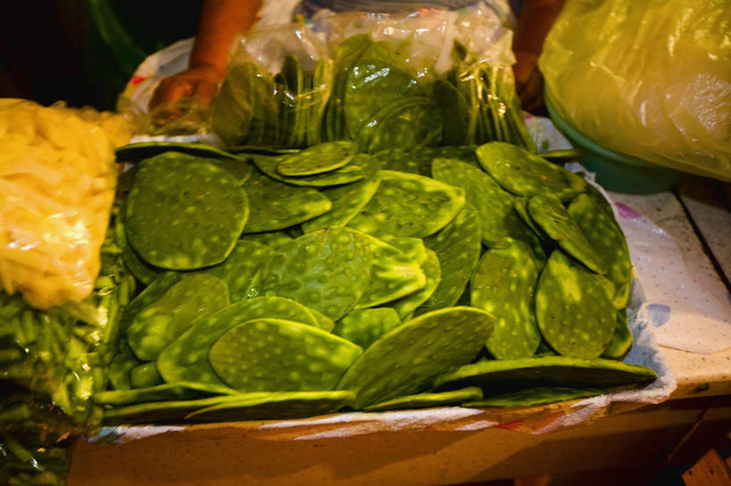 西方人,手,一个人,菜场,横图,俯视,室内,特写,白天,购物,消费,蔬菜,墨西哥,欧洲,欧洲人,仅一个男性,仅一个人,握,朦胧,模糊,新鲜,食品,集市,市场,拿,拿着,食物,仅一个年轻男性,手部,握着,金融,有机食品,绿色食品,单手,北美,北美洲,美洲,选购,贸易,霍奇米尔科,北亚美利加洲,亚美利加洲,墨西哥合众国,仙人掌王国,菜市,男人,男性,年轻男性,白种人,半身,彩图,高角度拍摄,菜市场