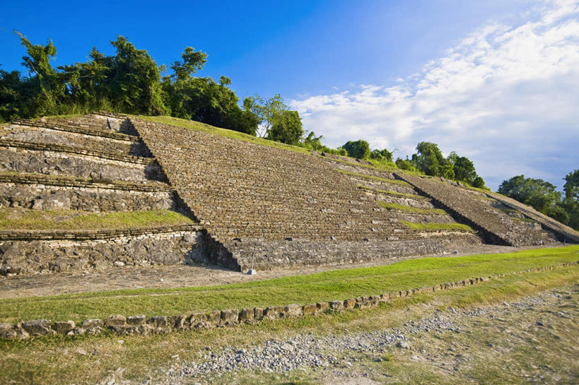 无人,横图,室外,白天,仰视,旅游,度假,草地,草坪,石头,名胜古迹,植物,楼梯,地标,墨西哥,阴影,遗迹,光线,三角形,石子,影子,阶梯,墙,云,云朵,云彩,古迹,历史,文物,娱乐,古建筑,废墟,墙壁,墙面,台阶,草,树,树木,蓝色,绿色,白云,蓝天,天空,阳光,自然,天,享受,休闲,旅游胜地,金字塔,放松,生长,晴朗,成长,北美,陵墓,北美洲,玛雅金字塔,美洲,古文明,韦拉克鲁斯,韦拉克鲁斯州,方锥形,北亚美利加洲,亚美利加洲,墨西哥合众国,仙人掌王国,埃尔塔金,埃尔塔金金字塔,埃尔塔津,埃尔塔津古城,埃尔塔津金字塔,埃尔塔欣金字塔,生态金字塔,维拉克鲁斯,维拉克鲁斯州,石块,晴空,彩图,低角度拍摄,标志性建筑