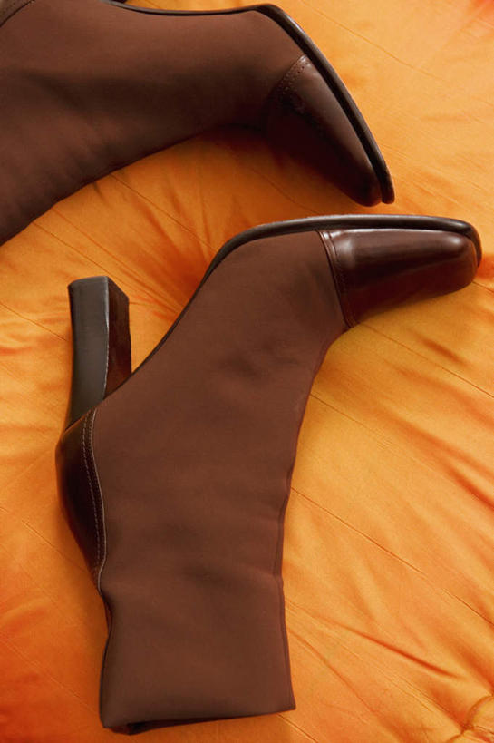 无人,竖图,俯视,室内,特写,白天,沙发,静物,鞋子,一双,棕色,靴子,牛仔靴,布艺沙发,彩图,高角度拍摄