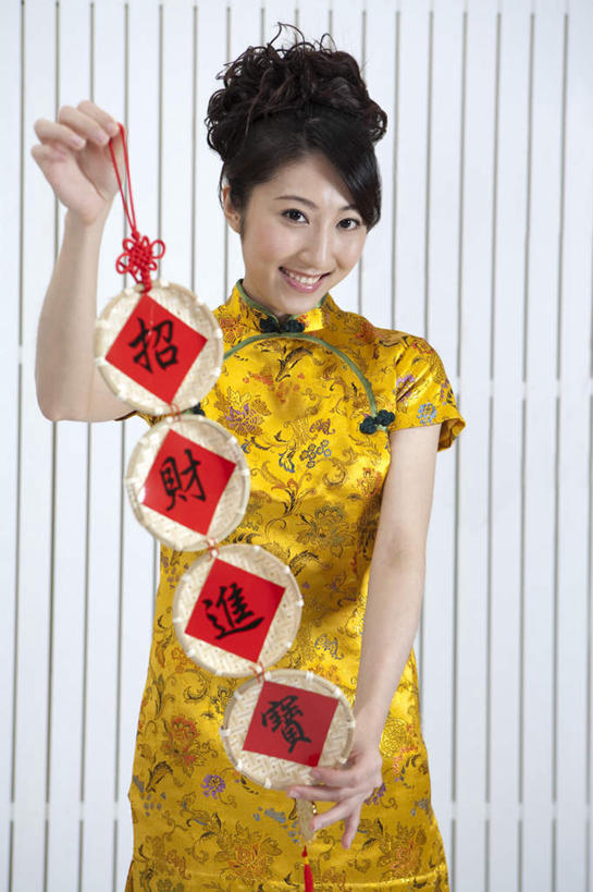 东方人,一个人,站,笑,微笑,露齿笑,竖图,室内,白天,正面,民族服装,幸福,亚洲,仅一个年轻女性,仅一个女性,仅一个人,握,旗袍,艺术,标志,文字,字符,拿,拿着,注视,黄种人,文化,标识,黄色,福字,观察,看,站着,汉字,握着,观看,察看,关注,中国文化,中文,祝愿,国文,华文,福,福气,年轻女性,女人,女性,亚洲人,站立,半身,彩图,传统服装,民俗服,福运,春节贴,福字帖,传统文化