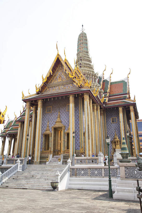 无人,寺庙,栏杆,竖图,室外,白天,仰视,旅游,度假,名胜古迹,楼梯,门,标志建筑,地标,建筑,曼谷,泰国,亚洲,节日,遗迹,阶梯,墙,围栏,首都,古迹,文化,文物,娱乐,建设,古建筑,护栏,墙壁,墙面,台阶,门框,庙宇,祈祷,享受,休闲,健康,旅游胜地,放松,许愿,宗教,东南亚,佛教,信仰,纪念,玉佛寺,祈求,古文明,泰王国,大皇宫,释教,曼谷皇宫,平安,彩图,低角度拍摄,皇宫,庙,寺