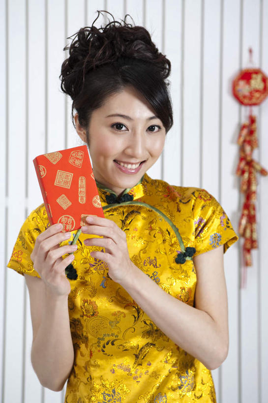 东方人,一个人,站,笑,微笑,露齿笑,竖图,室内,白天,正面,民族服装,春节,亚洲,仅一个年轻女性,仅一个女性,仅一个人,握,旗袍,风俗,节日,庆祝,民俗,拿,拿着,注视,黄种人,文化,黄色,红色,观察,看,站着,庆典,恭喜,握着,红包,观看,纪念,察看,关注,中国文化,祝贺,祝愿,民风,习气,习惯,红封包,年轻女性,女人,女性,亚洲人,站立,半身,彩图,传统服装,民俗服,传统文化