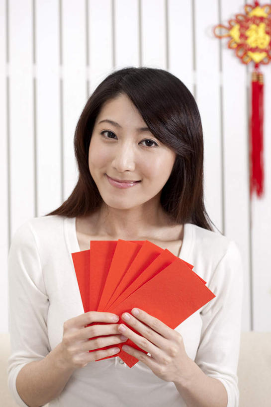 东方人,一个人,站,笑,微笑,露齿笑,竖图,室内,白天,正面,春节,亚洲,仅一个年轻女性,仅一个女性,仅一个人,握,服装,风俗,节日,庆祝,艺术,民俗,手工艺品,拿,拿着,注视,休闲装,黄种人,文化,衣服,工艺品,中国结,观察,看,站着,庆典,休闲,休闲服,恭喜,握着,服饰,红包,观看,纪念,察看,高雅,关注,祝贺,饰物,祝愿,自信心,品位,民风,习气,习惯,红封包,年轻女性,女人,女性,亚洲人,站立,半身,彩图