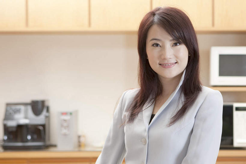 东方人,一个人,商务人士,商务女性,站,笑,微笑,横图,室内,白天,正面,烹饪,厨房,柜子,厨具,亚洲,仅一个女性,仅一个人,套装,电器,墙,储物柜,注视,黄种人,墙壁,墙面,观察,看,站着,仅一个中年女性,观看,微波炉,察看,家电,家用电器,储存,关注,商务装,微波,炊具,工薪阶层,烹饪用具,储备,蕴藏,贮备,女人,女性,中年女性,亚洲人,白领,上班族,烹调用具,烹调,站立,半身,彩图,灶间,贮存,小家电