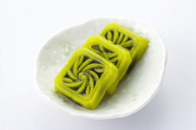 点心,无人,横图,俯视,室内,特写,白天,白色背景,桌面,桌子,餐具,一排,阴影,新鲜,整齐,反射,木制,碟子,盘,影子,食品,甜点,甜品,食物,糕点,排列,三个,一个,绿色,盘子,木制品,碟,甜食,摄影,影棚,单个,青春,生命,队列,和平,安详,绿豆糕,冷色,彩图,高角度拍摄,影棚拍摄,拍摄