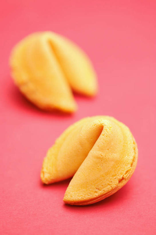 点心,无人,竖图,俯视,室内,特写,白天,桌面,桌子,阴影,红色背景,反射,木制,影子,食品,甜点,甜品,祝福,食物,糕点,两个,木制品,甜食,摄影,影棚,吉祥,祝愿,签语饼,幸运饼,吉利,祥瑞,彩图,高角度拍摄,影棚拍摄,拍摄