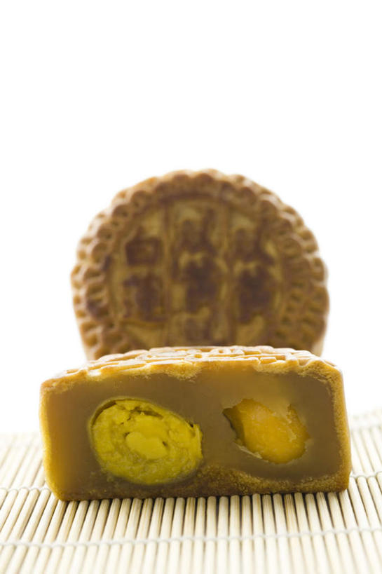 点心,月饼,无人,竖图,室内,特写,白天,白色背景,正面,桌面,桌子,中秋节,阴影,节日,庆祝,反射,木制,影子,蛋黄,料理,食品,面点,文化,美食,食物,糕点,两个,木制品,庆典,中式,摄影,影棚,纪念,横截面,剖面,宫饼,胡饼,团圆饼,小饼,月团,截面,截面图形,彩图,影棚拍摄,拍摄,八月会,八月节,拜月节,端正月,秋节,团圆节,月节,月夕