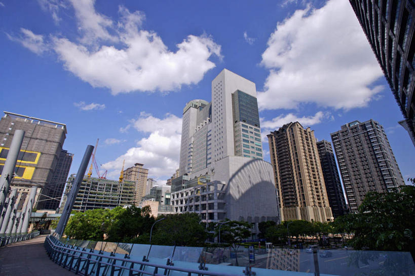 无人,高楼大厦,栏杆,横图,室外,白天,仰视,度假,办公楼,美景,植物,城市风光,城市,大厦,道路,建筑,路,路灯,摩天大楼,写字楼,公路,照明,台湾,中国,亚洲,阴影,光线,影子,景观,云,云朵,围栏,灯光,交通,云彩,娱乐,护栏,灯,树,树木,蓝色,绿色,白云,蓝天,天空,阳光,自然,楼宇,天,享受,休闲,商务楼,景色,放松,生长,晴朗,成长,照亮,照明设备,东亚,台北县,港澳台,中华人民共和国,台湾省,新北,新北市,晴空,马路,彩图,低角度拍摄,大楼,高层建筑,高楼,摩天楼,板桥区,台