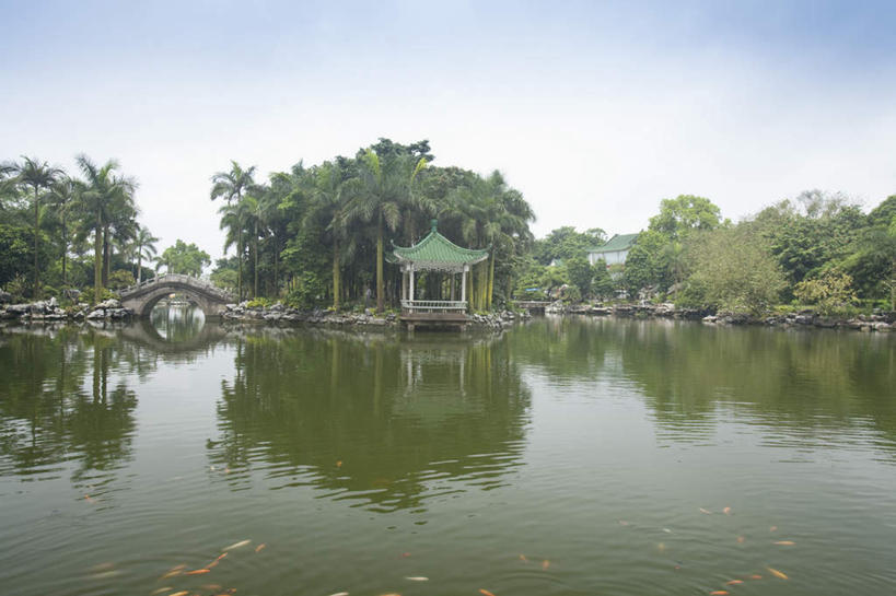 无人,公园,横图,室外,白天,正面,旅游,度假,河流,石头,美景,树林,水,植物,中国,亚洲,阴影,光线,石子,影子,亭子,河水,景观,水流,桥,娱乐,石桥,拱桥,栈桥,树,树木,蓝色,绿色,倒影,蓝天,天空,阳光,自然,天,享受,休闲,景色,放松,拱形,生长,晴朗,成长,人行桥,广西,石拱桥,倒映,自然风光,东亚,南宁,万里无云,广西壮族自治区,首府,中华人民共和国,桂,华南地区,南宁市,反照,石块,晴空,晴空万里,彩图,青秀区,青秀山公园