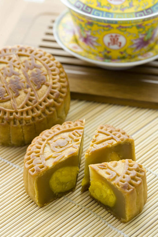 点心,月饼,无人,竖图,俯视,室内,特写,白天,幸福,茶,桌面,桌子,杯子,餐具,中秋节,阴影,节日,庆祝,反射,木制,碟子,盘,影子,蛋黄,茶叶,料理,食品,面点,一杯,文化,娱乐,美食,食物,糕点,盘子,木制品,水杯,碟,庆典,享受,休闲,温馨,中式,放松,乐趣,摄影,影棚,纪念,提神,舒适,醒脑,横截面,剖面,宫饼,胡饼,团圆饼,小饼,月团,截面,截面图形,茶杯,彩图,高角度拍摄,影棚拍摄,拍摄,八月会,八月节,拜月节,端正月,秋节,团圆节,月节,月夕