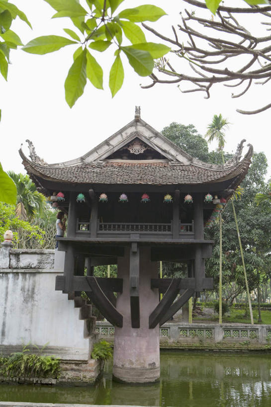 无人,寺庙,竖图,室外,白天,正面,旅游,度假,河流,名胜古迹,水,植物,标志建筑,地标,建筑,越南,亚洲,节日,遗迹,瓦片,河水,水流,首都,燃烧,瓦,古迹,文化,文物,娱乐,建设,古建筑,树,树木,绿色,倒影,自然,香火,庙宇,祈祷,享受,休闲,健康,旅游胜地,放松,许愿,宗教,建造,东南亚,信仰,生长,成长,纪念,祈求,倒映,古文明,屋瓦,河内,巴亭广场,越南社会主义共和国,百花春城,反照,平安,彩图,庙,寺,独柱寺