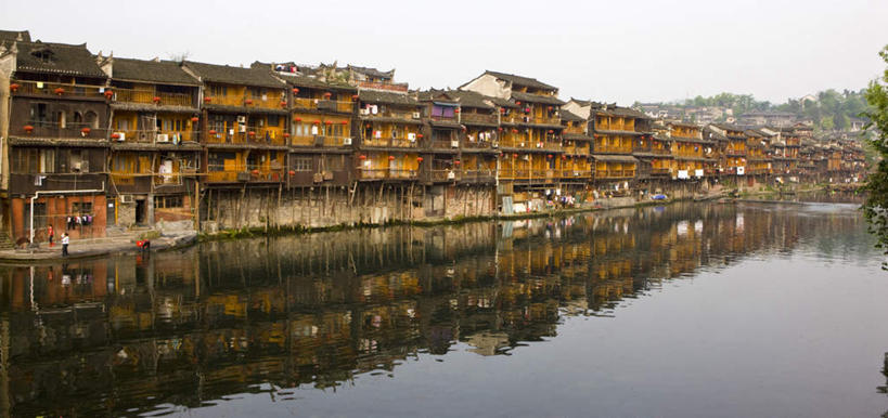 无人,家,横图,室外,白天,正面,旅游,度假,河流,美景,水,建筑,中国,亚洲,阴影,光线,凤凰,瓦片,影子,房屋,屋子,河水,景观,水流,瓦,娱乐,楼房,住宅,蓝色,倒影,蓝天,天空,阳光,自然,天,享受,休闲,景色,放松,建造,晴朗,倒映,自然风光,东亚,屋瓦,湖南,湖南省,万里无云,凤凰古城,中华人民共和国,华中地区,湘,反照,凤凰县,晴空,晴空万里,彩图,房子