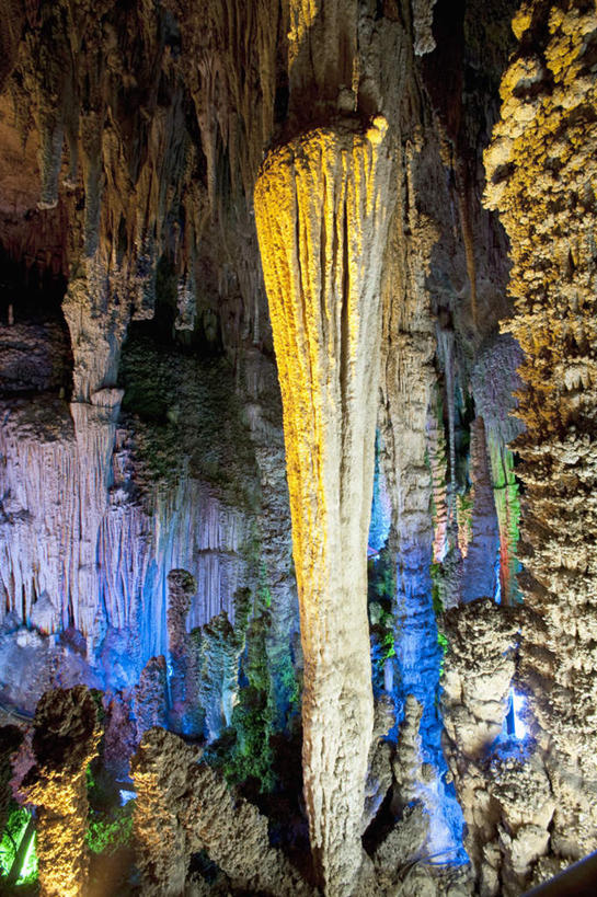 无人,竖图,彩色,室内,白天,正面,旅游,度假,石头,美景,山,山脉,霓虹灯,中国,亚洲,阴影,光线,影子,景观,山峰,灯光,七彩,山峦,娱乐,光源,霓虹,灯,自然,群山,享受,休闲,景色,放松,洞穴,广西,照明设备,自然风光,东亚,钟乳石,龙宫洞,石钟乳,广西壮族自治区,中华人民共和国,桂,华南地区,氖灯,崇左,崇左市,洞窟,窟窿,大新,大新县,石块,岩石,彩图,龙宫仙境,那岭乡