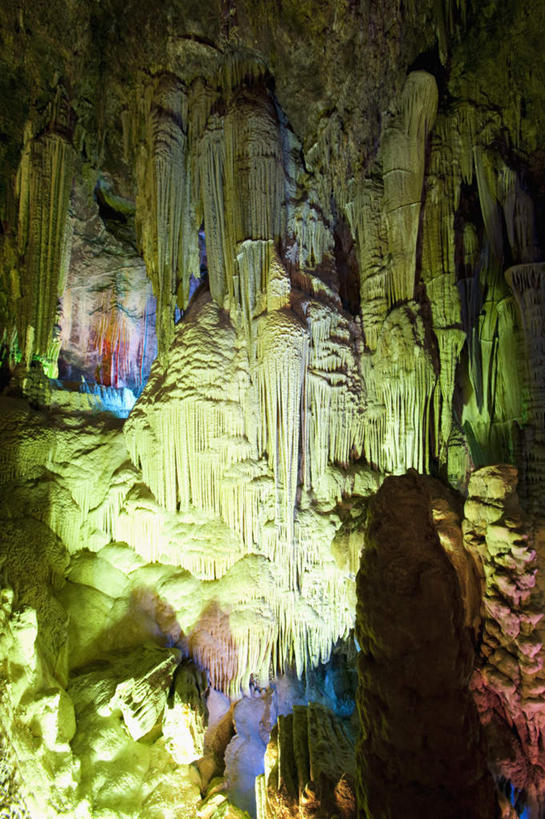 无人,竖图,彩色,室内,白天,正面,旅游,度假,石头,美景,山,山脉,霓虹灯,中国,亚洲,阴影,光线,影子,景观,山峰,灯光,七彩,山峦,娱乐,光源,霓虹,灯,自然,群山,享受,休闲,景色,放松,洞穴,广西,照明设备,自然风光,东亚,钟乳石,龙宫洞,石钟乳,广西壮族自治区,中华人民共和国,桂,华南地区,氖灯,崇左,崇左市,洞窟,窟窿,大新,大新县,石块,岩石,彩图,龙宫仙境,那岭乡