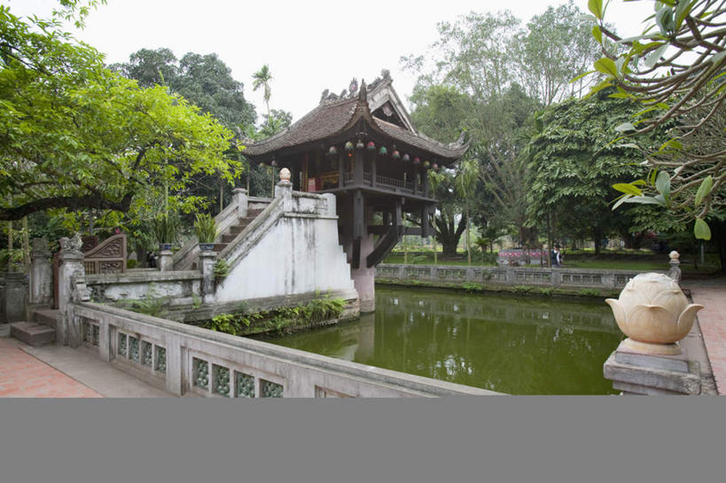 无人,寺庙,栏杆,横图,室外,白天,正面,旅游,度假,河流,石头,美景,水,植物,楼梯,标志建筑,地标,建筑,越南,亚洲,节日,扶手,石子,瓦片,阶梯,河水,景观,水流,首都,燃烧,瓦,文化,娱乐,建设,护栏,台阶,树,树木,绿色,倒影,自然,香火,庙宇,祈祷,享受,休闲,健康,旅游胜地,景色,放松,许愿,宗教,建造,东南亚,信仰,生长,成长,纪念,祈求,倒映,自然风光,屋瓦,河内,巴亭广场,越南社会主义共和国,百花春城,反照,平安,石块,彩图,庙,寺,独柱寺