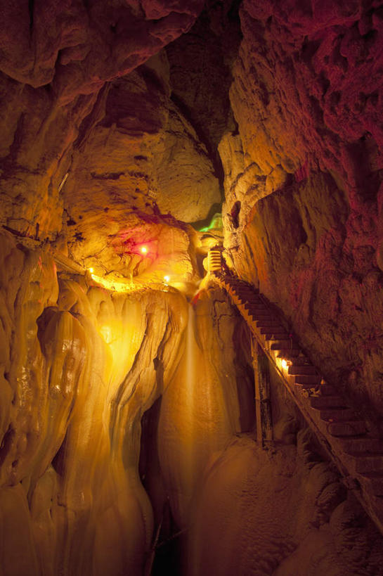 无人,竖图,彩色,室内,白天,正面,旅游,度假,石头,美景,山,山脉,楼梯,霓虹灯,中国,亚洲,阴影,光线,影子,阶梯,景观,山峰,灯光,七彩,山峦,娱乐,光源,霓虹,台阶,灯,自然,群山,享受,休闲,景色,放松,洞穴,广西,照明设备,自然风光,东亚,钟乳石,石钟乳,广西壮族自治区,中华人民共和国,桂,华南地区,百色,百色市,氖灯,洞窟,窟窿,石块,岩石,彩图,湖润镇,靖西县,通灵大峡谷,新灵村