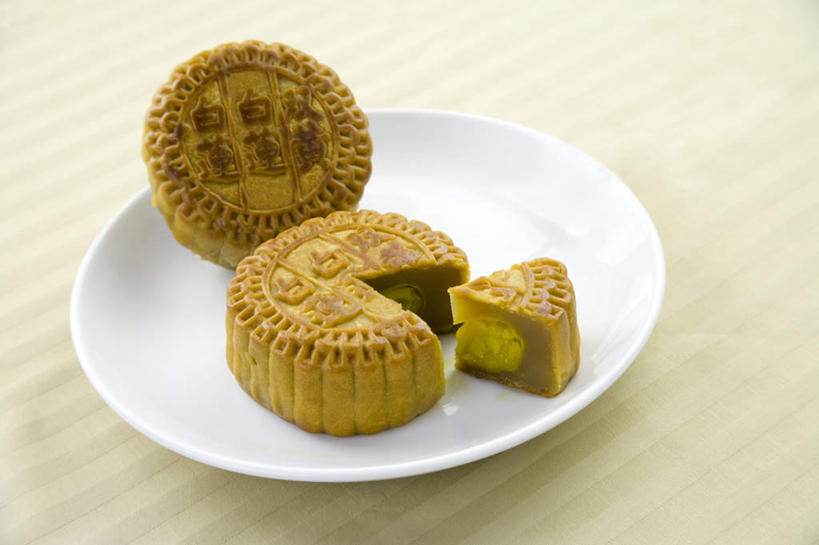 点心,月饼,无人,横图,俯视,室内,特写,白天,桌面,桌子,餐具,中秋节,阴影,节日,庆祝,反射,木制,碟子,盘,影子,料理,食品,面点,文化,美食,食物,糕点,两个,一个,盘子,木制品,碟,庆典,中式,摄影,影棚,单个,纪念,横截面,剖面,宫饼,胡饼,团圆饼,小饼,月团,截面,截面图形,彩图,高角度拍摄,影棚拍摄,拍摄,八月会,八月节,拜月节,端正月,秋节,团圆节,月节,月夕