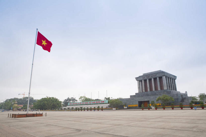 无人,横图,室外,白天,仰视,旅游,度假,石头,名胜古迹,植物,标志建筑,地标,建筑,旗帜,越南,亚洲,一排,阴影,遗迹,整齐,光线,石子,影子,柱子,墙,首都,古迹,文物,娱乐,旗子,建设,古建筑,墙壁,墙面,树,树木,排列,蓝色,绿色,蓝天,天空,阳光,自然,天,享受,休闲,墓地,旅游胜地,放松,东南亚,生长,晴朗,成长,坟墓,陵墓,队列,坟场,古文明,河内,万里无云,胡志明陵,巴亭广场,越南社会主义共和国,百花春城,旌旗,旗号,石块,晴空,晴空万里,彩图,低角度拍摄