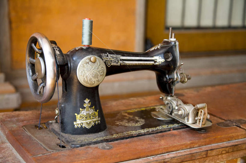 无人,横图,室内,特写,白天,正面,窗户,静物,连接,组合,朦胧,模糊,木制,墙,玻璃窗,墙壁,墙面,缝纫机,木制品,缝纫,链接,装订,拼接,杠杆,拼凑,拼合,凑集,聚合,撮合,链结,缝合,彩图