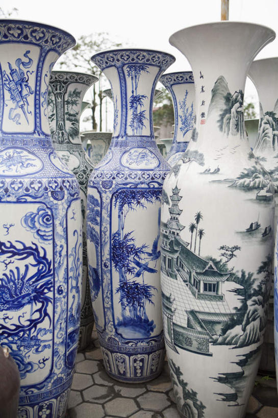 无人,商店,竖图,室外,特写,白天,正面,购物,消费,静物,花瓶,越南,亚洲,艺术,瓷器,手工艺品,陶瓷,陶瓷制品,文化,商铺,传统,瓶子,工艺品,金融,东南亚,青花瓷,高雅,选购,贸易,越南社会主义共和国,自信心,品位,血拼,市肆,商号,磁器,白地青花瓷,青花,彩图,店铺