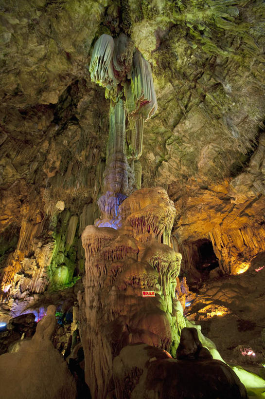 无人,竖图,彩色,室内,白天,正面,旅游,度假,石头,美景,山,山脉,霓虹灯,中国,亚洲,阴影,光线,影子,景观,山峰,灯光,七彩,山峦,娱乐,光源,霓虹,灯,自然,群山,享受,休闲,景色,放松,洞穴,广西,照明设备,自然风光,东亚,钟乳石,龙宫洞,石钟乳,广西壮族自治区,中华人民共和国,桂,华南地区,氖灯,崇左,崇左市,洞窟,窟窿,大新,大新县,石块,岩石,彩图,龙宫仙境,那岭乡