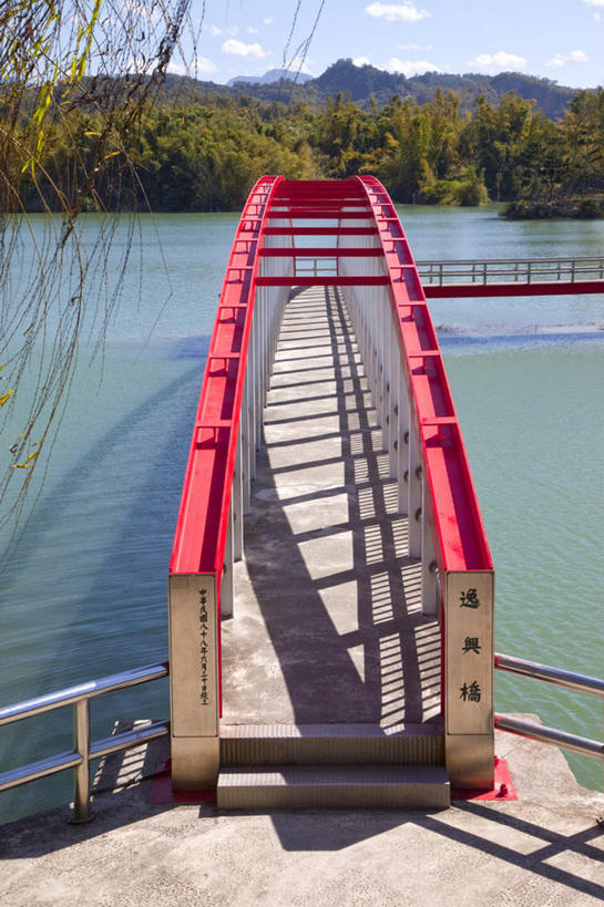 无人,竖图,俯视,室外,白天,度假,灌溉,河流,美景,森林,树林,水,植物,城市风光,城市,大桥,建筑,立交桥,桥梁,台湾,中国,亚洲,蓄水,阴影,光线,影子,河水,景观,水流,云,云朵,高架,斜拉桥,桥,云彩,娱乐,建设,水坝,水库,树,树木,蓝色,绿色,白云,蓝天,天空,阳光,自然,天,享受,休闲,发电,景色,放松,生长,晴朗,成长,东亚,坝,航运,台南市,港澳台,中华人民共和国,防洪,供水,水力发电,台湾省,台南,晴空,彩图,高角度拍摄,台