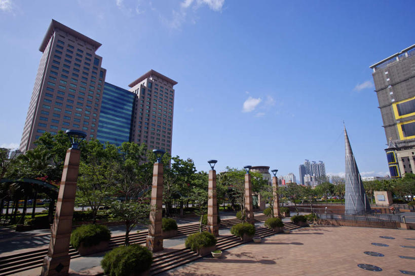 无人,高楼大厦,横图,室外,白天,仰视,度假,办公楼,美景,植物,城市风光,城市,大厦,建筑,摩天大楼,写字楼,台湾,中国,亚洲,阴影,光线,影子,景观,云,云朵,云彩,娱乐,树,树木,蓝色,绿色,白云,蓝天,天空,阳光,自然,楼宇,天,享受,休闲,商务楼,景色,放松,生长,晴朗,成长,东亚,台北县,港澳台,中华人民共和国,台湾省,新北,新北市,晴空,彩图,低角度拍摄,大楼,高层建筑,高楼,摩天楼,板桥车站,板桥区,台