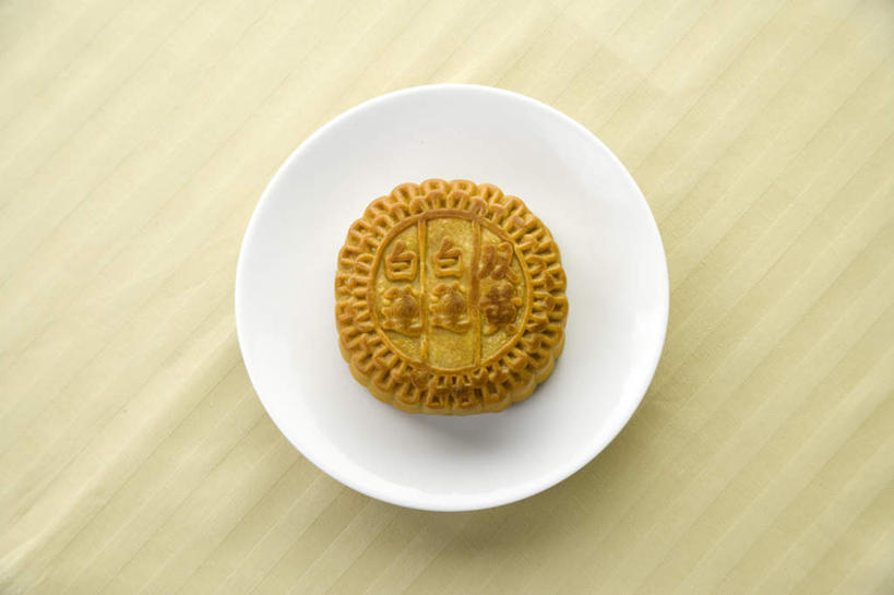 点心,月饼,无人,横图,俯视,室内,特写,白天,桌面,桌子,餐具,中秋节,阴影,节日,庆祝,反射,木制,标志,碟子,盘,文字,影子,字符,料理,食品,面点,文化,标识,美食,食物,糕点,一个,盘子,木制品,碟,庆典,中式,汉字,摄影,影棚,单个,纪念,中文,国文,华文,宫饼,胡饼,团圆饼,小饼,月团,彩图,高角度拍摄,影棚拍摄,拍摄,八月会,八月节,拜月节,端正月,秋节,团圆节,月节,月夕