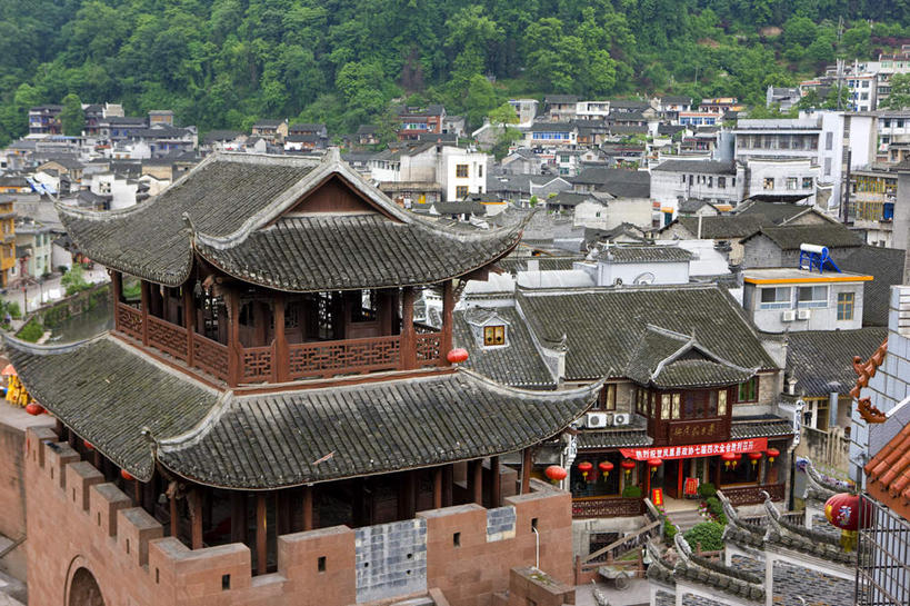 无人,家,横图,俯视,室外,白天,旅游,度假,名胜古迹,树林,植物,标志建筑,地标,建筑,照明,中国,亚洲,吊挂,悬挂,遗迹,凤凰,灯笼,瓦片,纸灯笼,房屋,屋子,挂,瓦,古迹,文物,娱乐,建设,古建筑,楼房,住宅,树,树木,绿色,自然,灯具,享受,休闲,旅游胜地,放松,建造,生长,成长,照亮,照明设备,古文明,东亚,屋瓦,湖南,湖南省,凤凰古城,中华人民共和国,华中地区,湘,凤凰县,彩图,高角度拍摄,房子