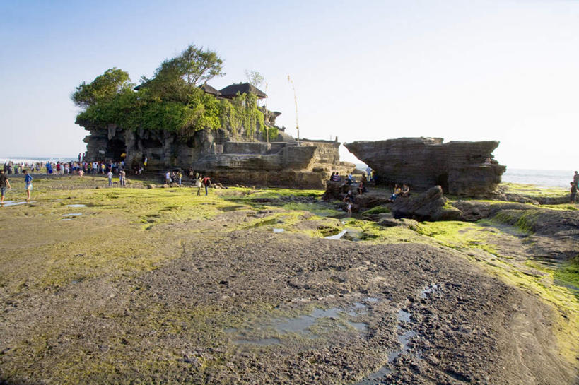 东方人,寺庙,站,横图,室外,白天,正面,旅游,度假,海浪,海洋,石头,美景,名胜古迹,沙滩,植物,标志建筑,地标,建筑,印度尼西亚,印尼,亚洲,行人,游客,游人,阴影,服装,节日,遗迹,光线,沙子,石子,影子,海岸,景观,浪花,沙地,许多人,燃烧,注视,休闲装,黄种人,古迹,文化,文物,娱乐,建设,古建筑,路人,旅客,树,树木,衣服,蓝色,绿色,蓝天,天空,阳光,自然,海水,香火,庙宇,天,观察,看,祈祷,站着,一群人,享受,休闲,健康,休闲服,旅游胜地,景色,巴厘岛,放松,许愿,宗教,服饰,东南亚,信仰,生长,晴朗,成长,观看,纪念,祈求,察看,关注,自然风光,海景,古文明,沉积岩,万里无云,海神庙,印度尼西亚共和国,巴厘省,过客,水成岩,平安,男人,男性,女人,女性,中年男性,中年女性,亚洲人,大海,风浪,海,海水的波动,海滩,近岸浪,石块,岩石,涌浪,晴空,晴空万里,站立,半身,彩图,庙,寺